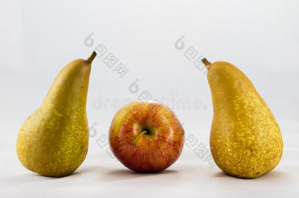 美味的,美味的成熟的苹果和梨向一白色的b一ckground