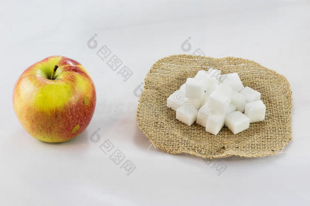 美味的苹果,梨和食糖采用将切成<strong>小方块</strong>黄麻纤维和隔离的后面
