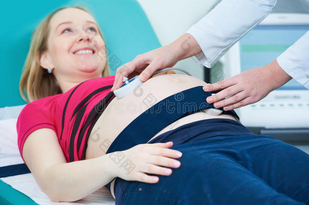 怀孕关心.心分娩力描记法：分娩过程中<strong>监测</strong>胎儿<strong>心率</strong>和子宫收缩的方法胎儿的心跳检查