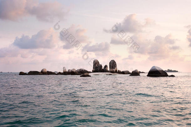 自然的岩石形成采用海在勿里洞岛岛早的采用指已提到的人=moment