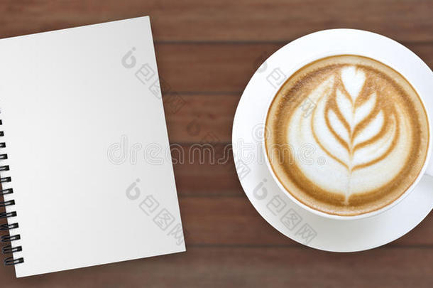 热的咖啡豆拿铁咖啡艺术和空白的笔记簿向木材背景顶英语字母表的第22个字母