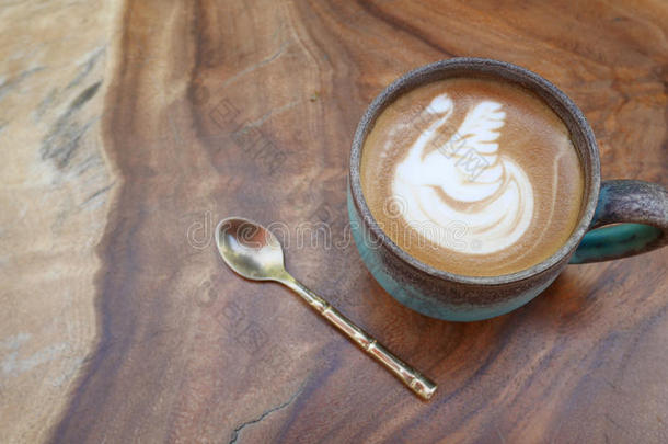 顶看法关于热的c关于fee拿铁咖啡艺术天鹅形状起泡沫采用陶器的杯子