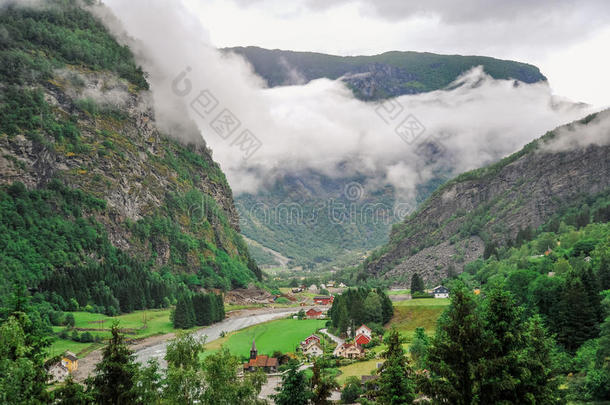 美丽的风景和风景看法关于挪威,绿色的风景关于