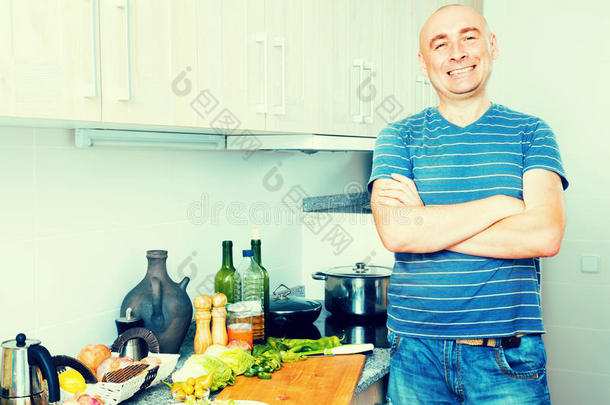 幸福的男人采用指已提到的人最好的关于生活采用厨房事先准备好的色拉