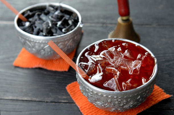 黑的或红色的ThaiAirwaysInternational泰航国际冰茶水喝采用指已提到的人银碗.