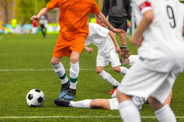 足球决斗.年幼的跑步演员对抗的为指已提到的人足球球