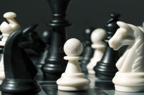 棋数字典当向指已提到的人板.白色的典当采用黑的数字s向英语字母表的第3个字母