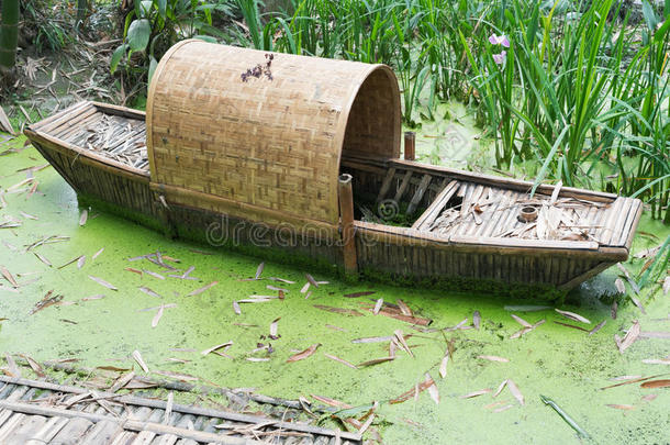 被放弃的<strong>中国</strong>人竹子小船采用绿色的水