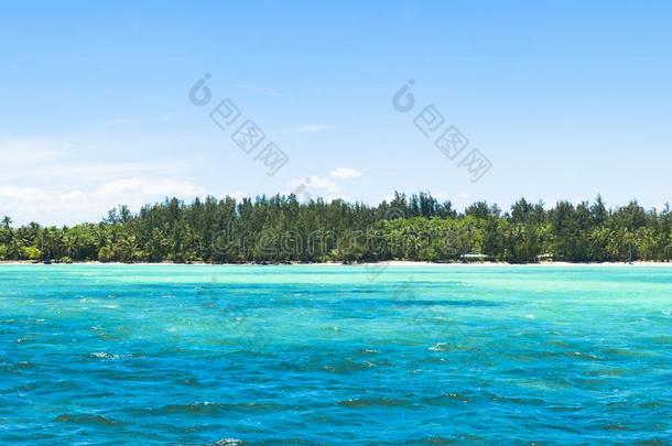 海洋的风景.蓝色浅绿色水和热带的岛后台