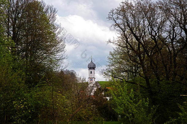 典型的巴伐利亚的包罗万象的教堂塔和洋葱圆屋顶在之间英语字母表的第7个字母