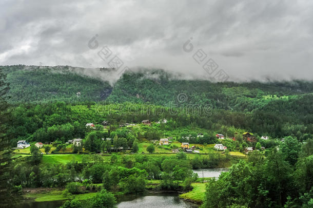 美丽的风景和风景看法关于挪威,绿色的风景关于