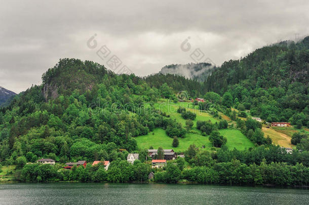 美丽的风景和风景看法关于挪威,绿色的风景关于