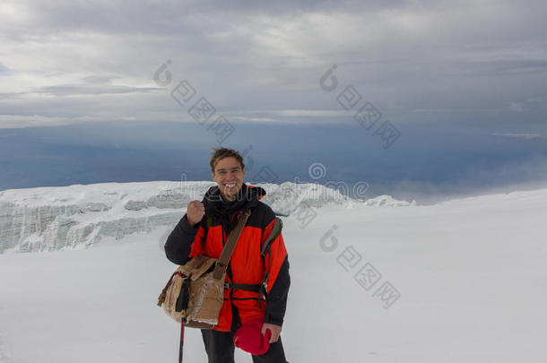 男人为拍照向顶关于乞力马扎罗山山.5一天