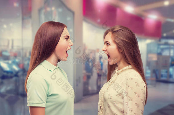 两个女儿尖叫~发出尖叫声在每别的采用shopp采用g中心