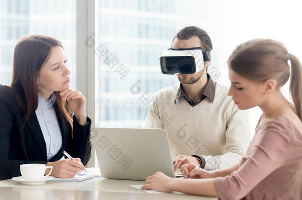 商业队测试VirtualReality虚拟现实-准备好的便携式电脑,发展中的实质上的现实