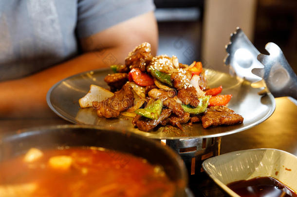 韩式烤肉,猪肉barbecue吃烤烧肉的野餐-朝鲜人方式