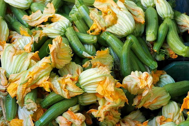 新鲜的夏季产南瓜之一种和花为<strong>卖</strong>