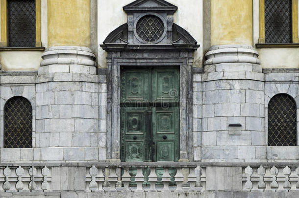 教堂前面入口采用斯洛文尼亚