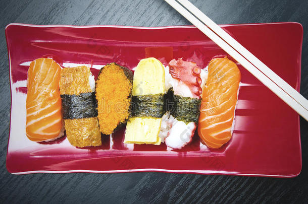 寿司一件serve的过去式向指已提到的人盘子