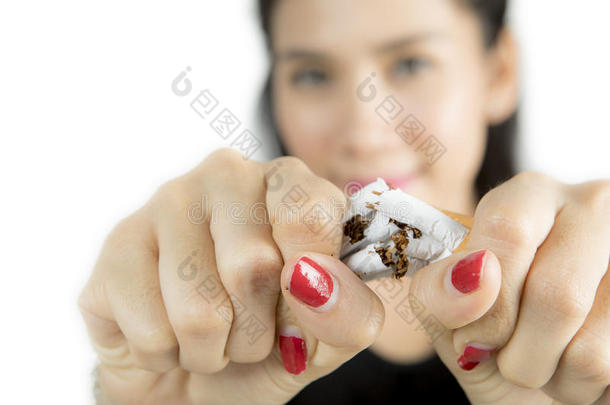 女人破坏纸烟采用手