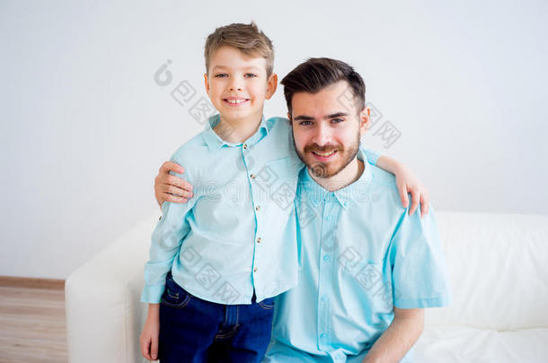 父亲和儿子衣服同时