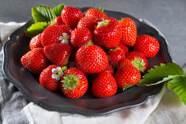 有机的新鲜的草莓.红色的草莓和花.草莓