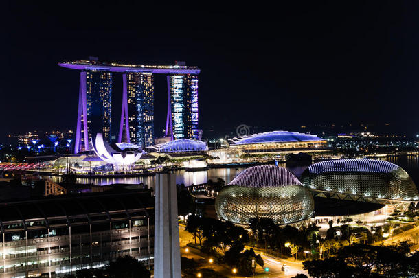 夜看法新加坡在商业区,平坦的空地剧院向指已提到的人湾,妈