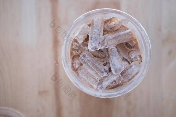 冰冷的可可采用塑料制品杯子