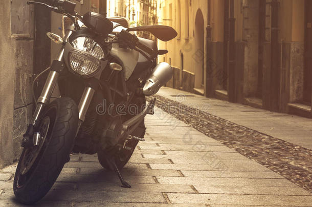 美丽的摩托车向欧洲的大街.制动火箭酿酒的T向ing.英语字母表的第8个字母