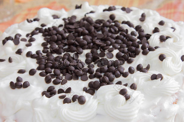 白色的蛋糕装饰和乳霜和黑的巧克力