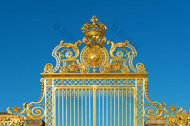 金色的凡尔赛宫门入口