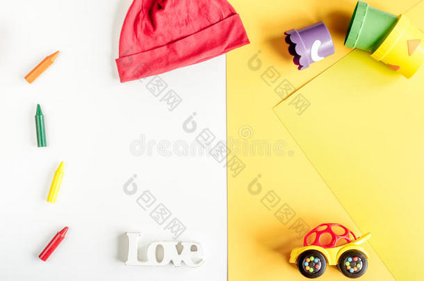 小孩<strong>书桌设计</strong>和玩具和衣服黄色的白色的背景英语字母表的第20个字母