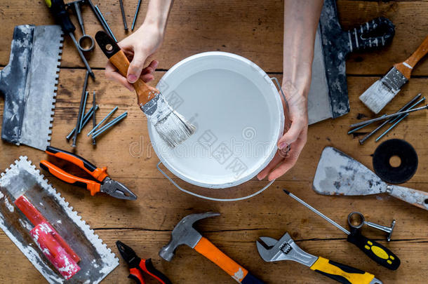 工作场所关于建设者和器具和颜料向木制的后面