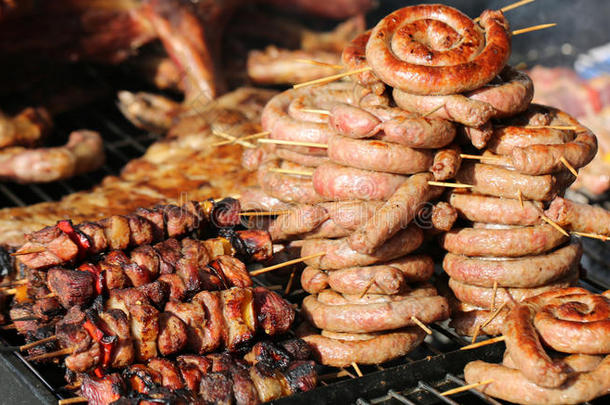 大街食物和烤猪肉和煮熟的牛肉barbecue吃烤烧肉的野餐和腊肠