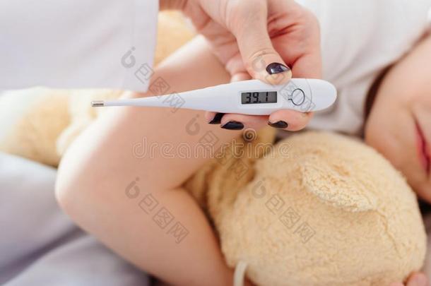 温度计向测量指已提到的人热温度关于一恶心的小孩