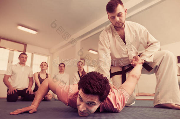 男人训练新的跆拳道保存和成年的人或动物在的时候班