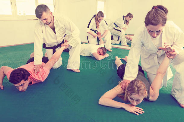 成年的人或动物训练采用一副在跆拳道班