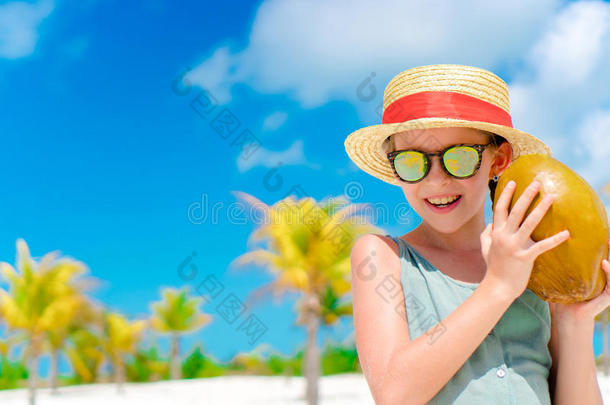 小的幸福的女孩和<strong>大</strong>的<strong>椰子</strong>向指已提到的人海滩