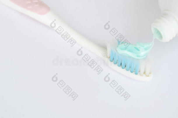 挤牙膏放向牙刷采用白色的背景