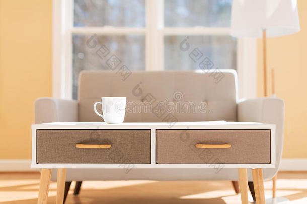 咖啡豆杯子和灰色世纪中叶双人座沙发