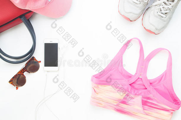 平的放置关于蜂窝式便携无线电话和粉红色的运动胸罩和女人附件