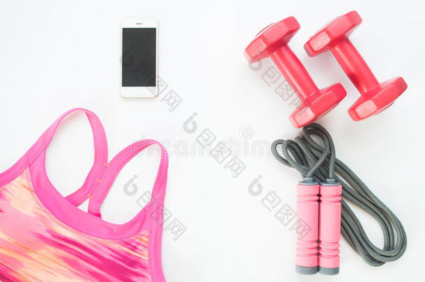 平的放置关于蜂窝式便携无线电话和粉红色的运动胸罩,跳粗绳