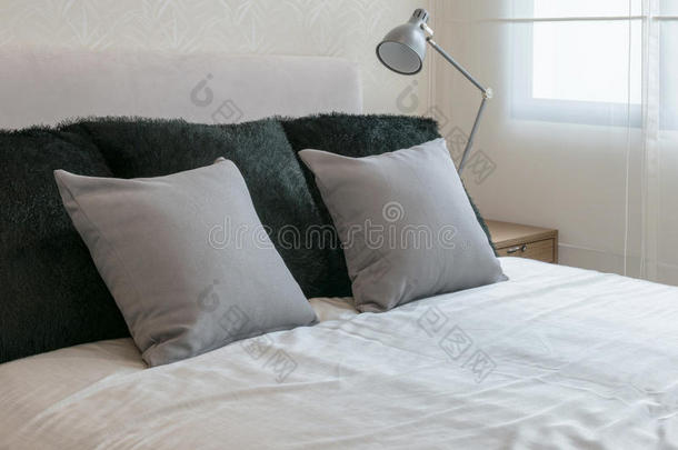 卧室内部设计和灰色的枕头向白色的床和布置