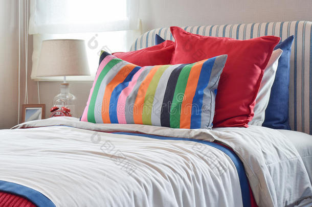 有条纹的床头板和五颜六色的枕头和有条纹的枕头向