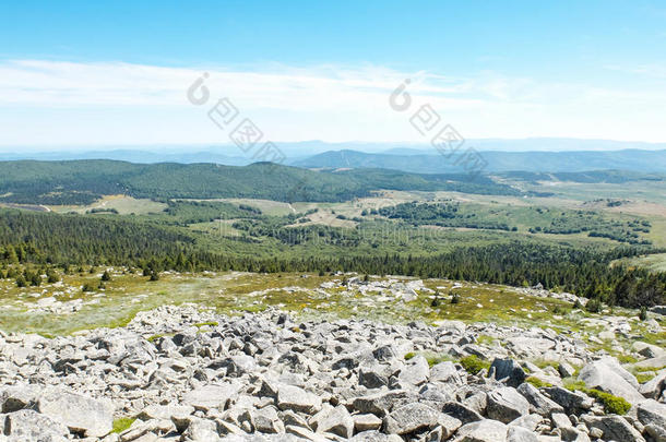 全景画关于montane山地森林洛泽尔和石头,岩石和森林,塞文山脉