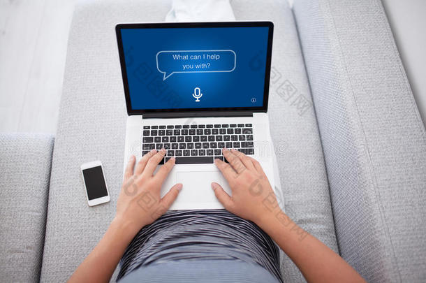 男人向沙发打字便携式电脑和计算机应用程序pers向al助手屏幕