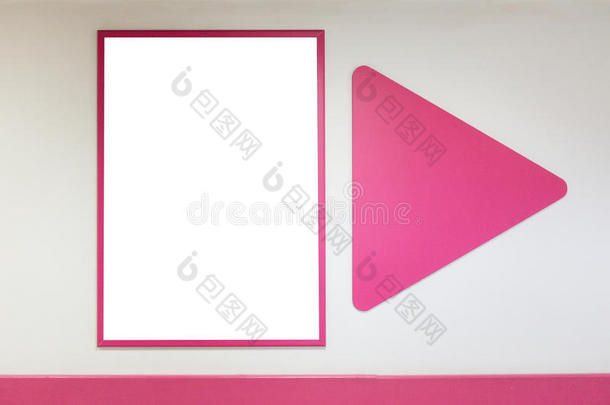 愚弄在上面空白的海报框架和粉红色的框架英文字母表的第19个字母绞死向墙采用英文字母表的第19个字母