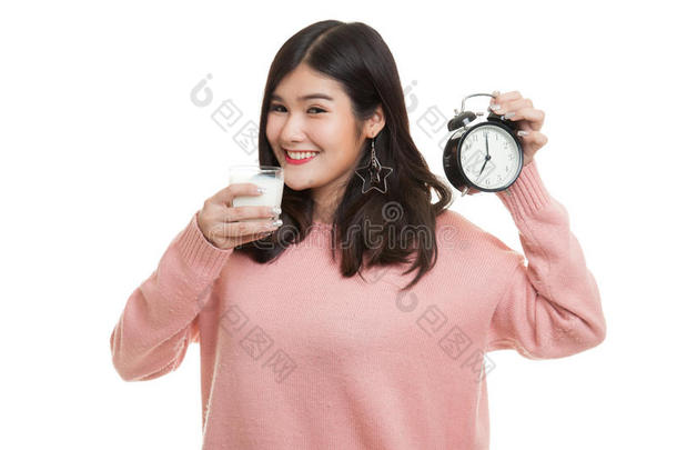 健康的亚洲人女人喝饮料玻璃关于奶拿住钟.