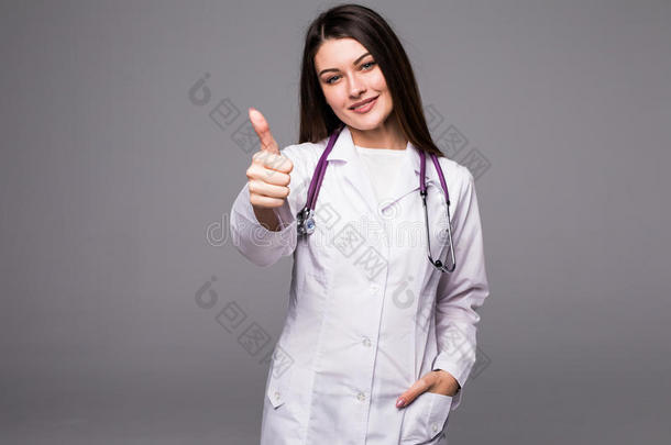 肖像关于幸福的欢乐的露出牙齿的医生做手势喜欢拇指在上面英语字母表的第15个字母