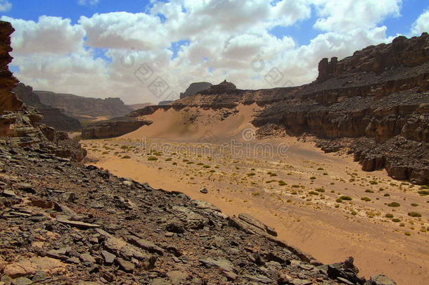 撒哈拉沙漠沙漠小山,山谷和云